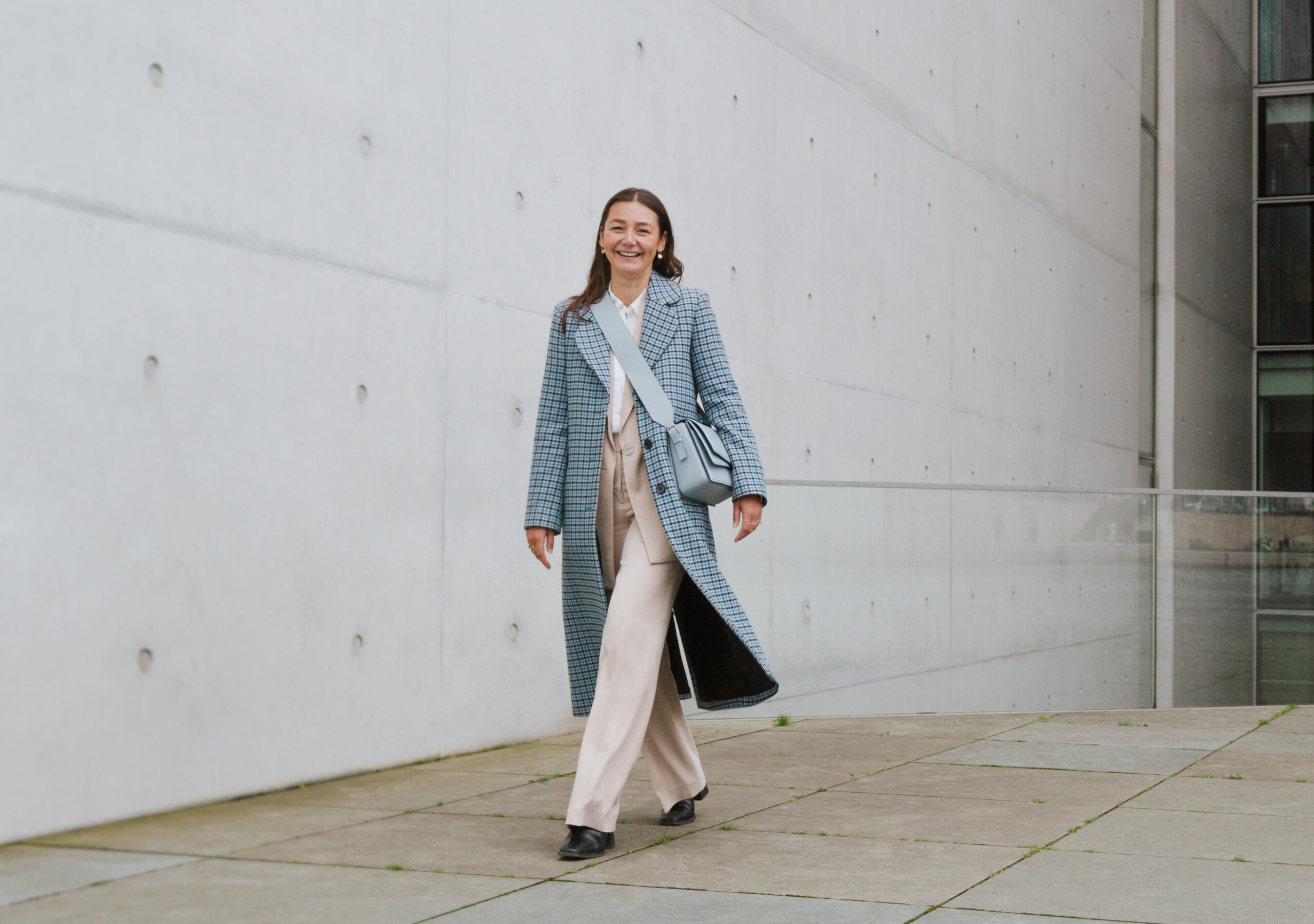Anwalt Strafrecht Fachanwalt für Strafrecht Strafverteidiger Rechtsanwältin Sandra Korzenski karierter Mantel