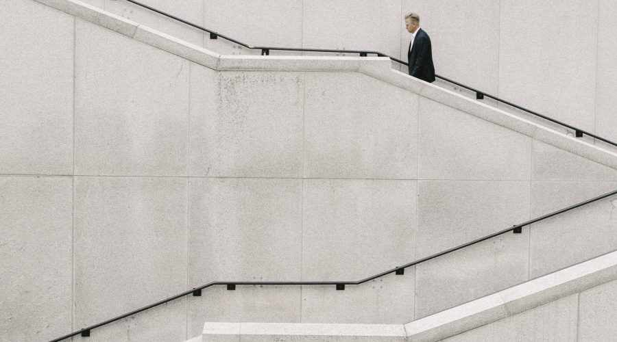 Pflichtverteidiger Anwalt auf dem Weg zum Gericht
